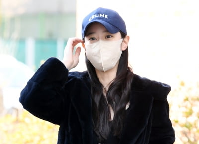 [TEN 포토] 조현 '봄 햇살 맞으며'