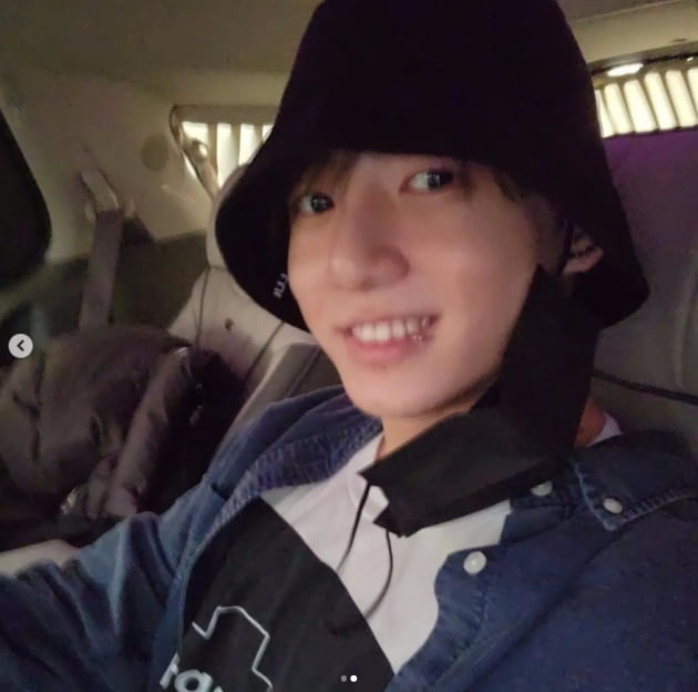 방탄소년단 정국, 아미에게 보내는 치명적인 미소...제이홉 "셀카를 올려?"[TEN★]