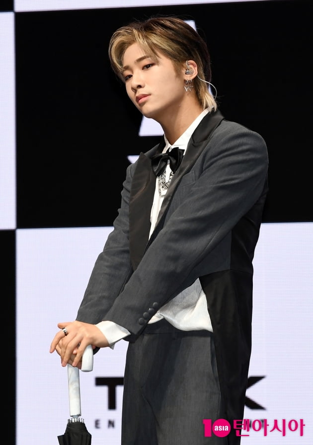 [TEN 포토] 탄 지성 '귀여운 막내'