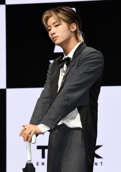 [TEN 포토] 탄 지성 '귀여운 막내'