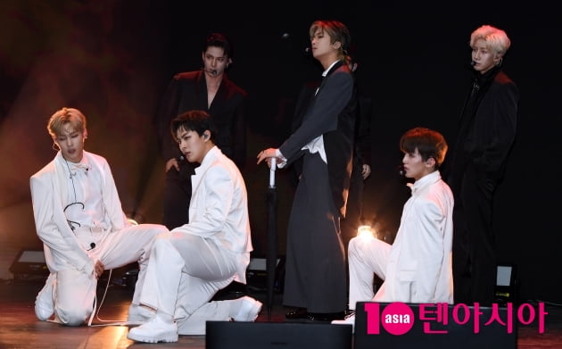 [TEN 포토] 탄 '떨리는 데뷔무대'