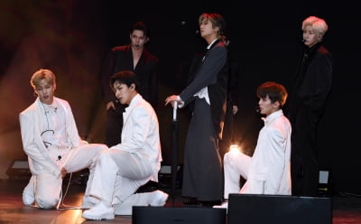 [TEN 포토] 탄 '떨리는 데뷔무대'
