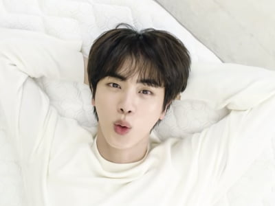 방탄소년단 진, 블랙 슬랙스 한장으로 꾸안꾸 매력[TEN★]