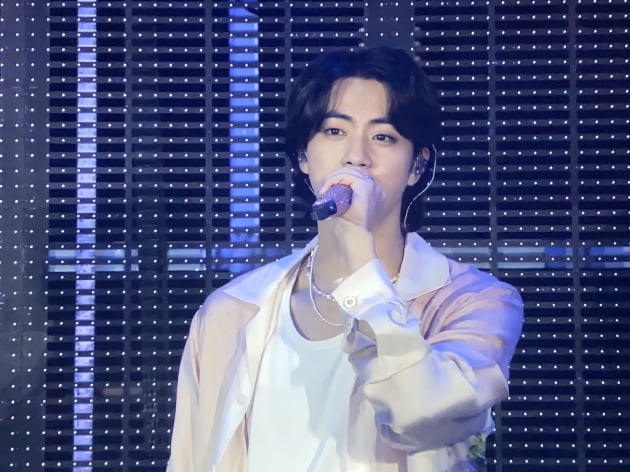 방탄소년단 진, '빌보드 핫 트렌딩 주간차트'에 'Yours' 17주 연속·'슈퍼참치' 13주 연속 차트인
