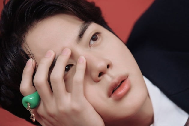 방탄소년단 진, 예술가들에게 영감을 주는 치유와 힐링의 뮤즈