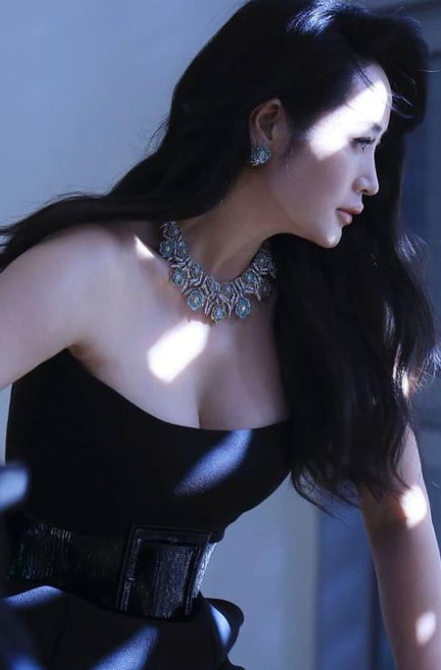 김혜수, B컷도 범접불가…볼륨감 넘치는 드레스 자태 [TEN★]