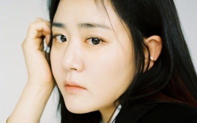 '신생 소속사와 계약' 문근영, 프로필 공개…몽환적 분위기→싱그러운 미소