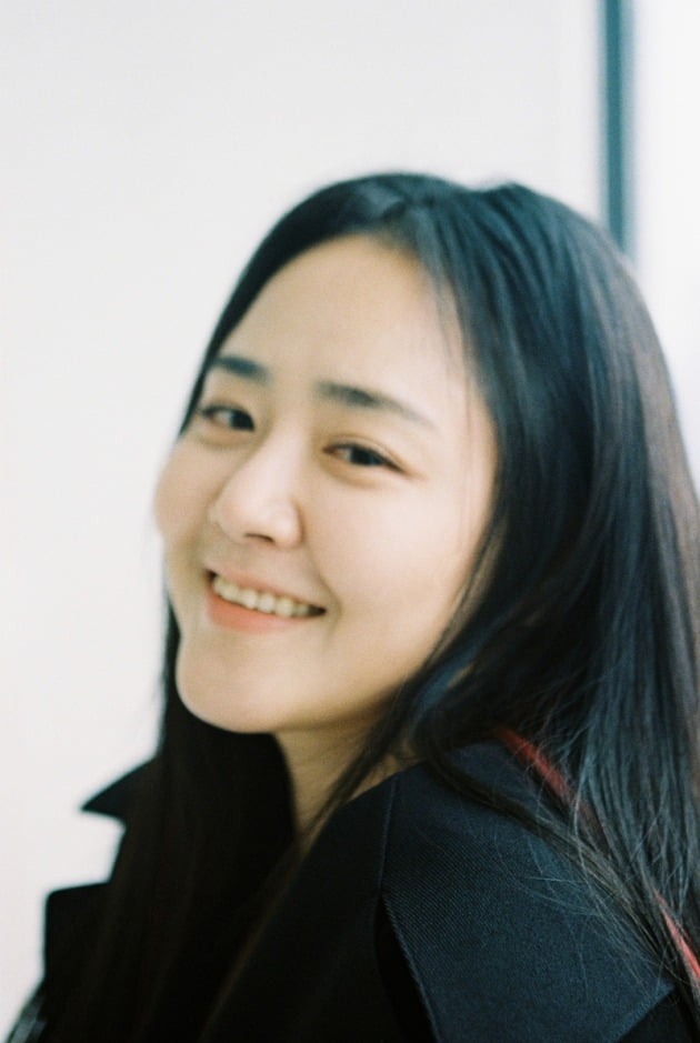'신생 소속사와 계약' 문근영, 프로필 공개…몽환적 분위기→싱그러운 미소