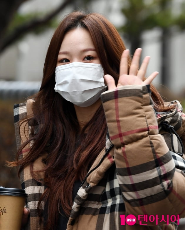 [TEN 포토] 솔지 '손 흔드는 인형'