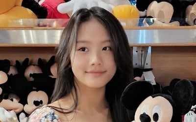이동국 딸 재시, 노마스크로 생애 첫 디즈니랜드 입성…굿즈숍서 플렉스[TEN★]