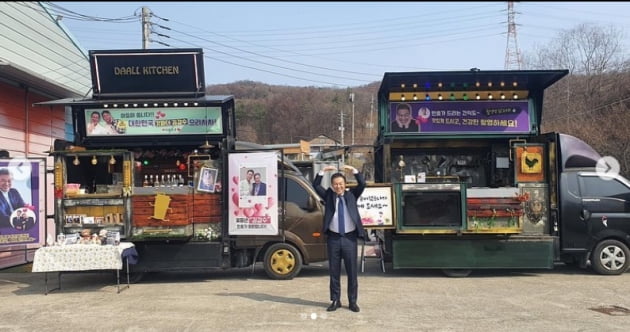 김갑수, 아들 장민호 깜짝 커피차 선물...엄지척+하트 인증[TEN★]
