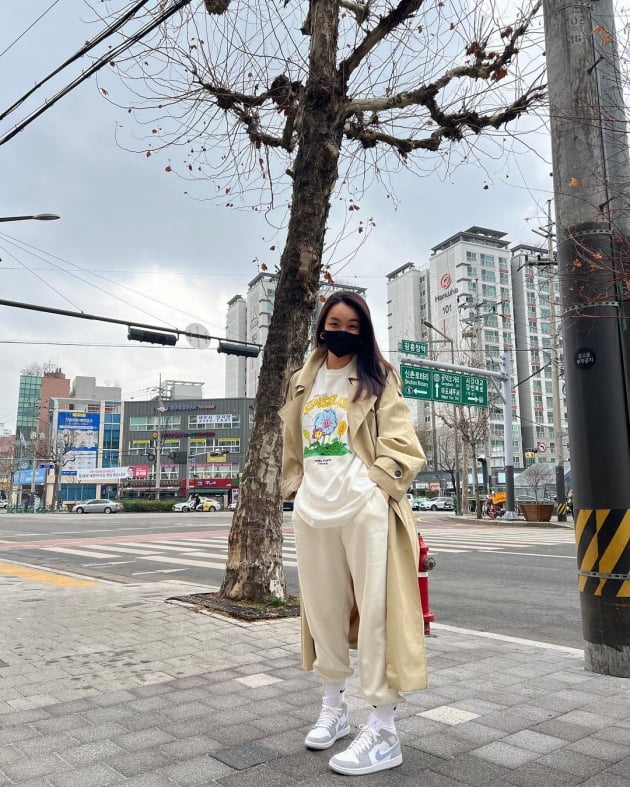 배윤정, ♥11살 연하 남편이 찍어준 사진에 휘어지는 눈꼬리 "일하러 가는 길" [TEN★]