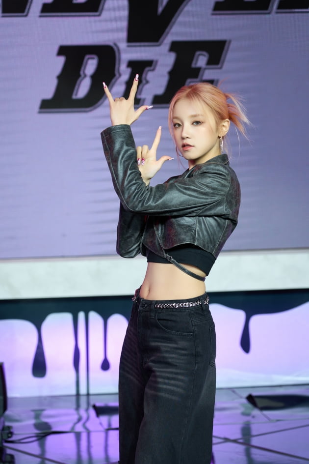 [종합] '수진 탈퇴' 뒤 첫 완전체 컴백… (여자)아이들 "새로 데뷔하는 기분"