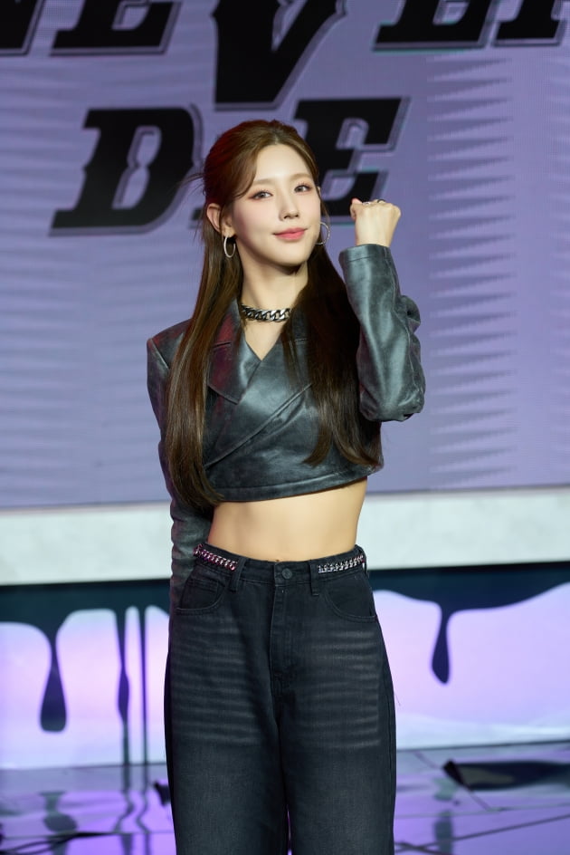 [종합] '수진 탈퇴' 뒤 첫 완전체 컴백… (여자)아이들 "새로 데뷔하는 기분"