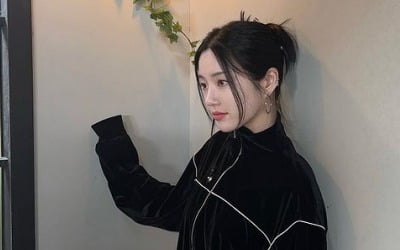 '165cm·43kg' 이유비, 올 블랙도 찰떡…뽀얀 피부와 정반대 스타일링[TEN★]