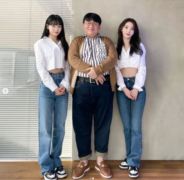 방시혁, 아이즈원 출신 사쿠라-김채원과 다정하게...웰컴[TEN★]