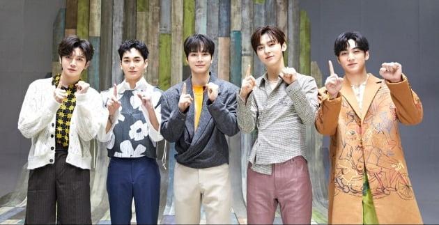 '데뷔 10주년' 뉴이스트, 오늘(15일) 마지막 베스트 앨범 발매…러브 향한 선물