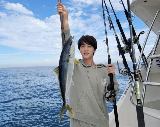 방탄소년단 진 “슈퍼참치요? 팬분들이 좋아할 것 같으면 일단 하고 보는 거죠”