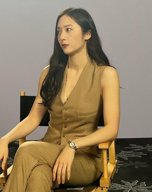 정수정, 파인 옷 신경 쓰이나?…'냉미녀' 포커페이스 [TEN★]