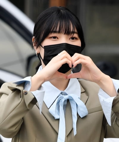 [TEN 포토] 김소연 '시크한 하트'
