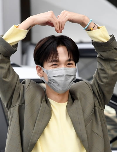 [TEN 포토] 이주혁 '귀여운 눈웃음'