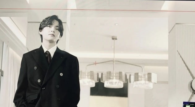 방탄소년단 뷔, 세계 1위 미남은 분위기도 멋지네…영화의 한 장면[TEN★]