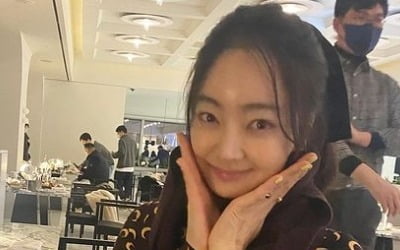 '김수미 며느리' 서효림, 명품 C사 가방 메고 외출…신나서 꽃받침까지[TEN★]