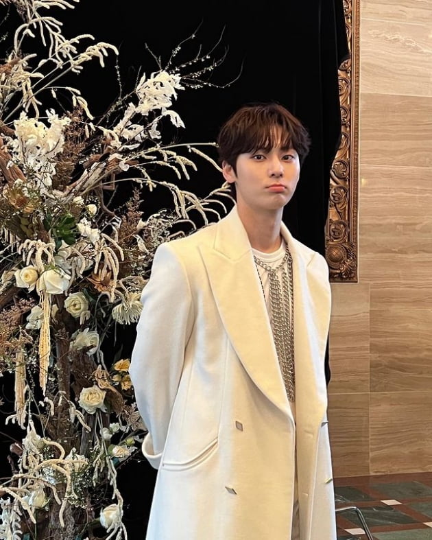 /사진=뉴이스트 황민현 인스타그램