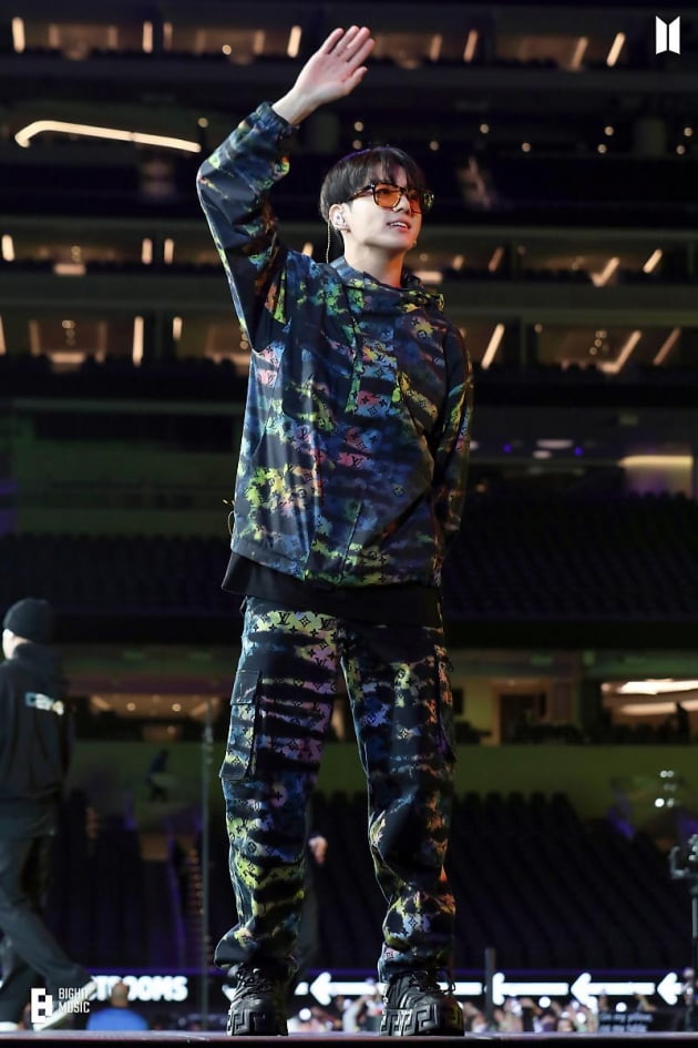 방탄소년단 정국 초절정 '들튀각' 귀여움→민소매 '숨멎' 팔근육 '치명적 반전미'
