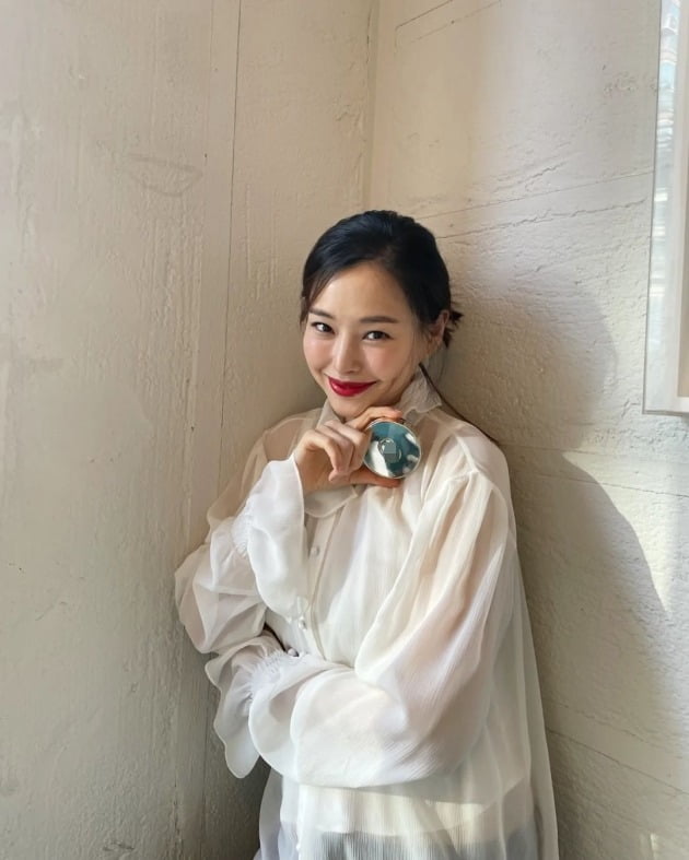 "오랜만에 샵 와서 신나"…'예비맘' 이하늬, ♥남편보다 광고주가 더 좋아할 레드립 [TEN★]