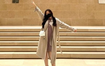 이동국 딸 재시, 프랑스 파리 간 김에 관광 제대로…모델 피지컬로 루브르박물관서도 돋보이네 [TEN★]