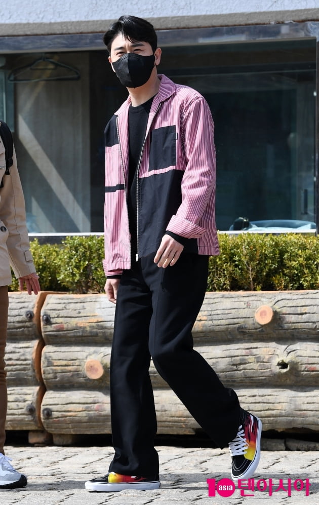 [TEN 포토] 영탁 '봄햇살 맞으며'