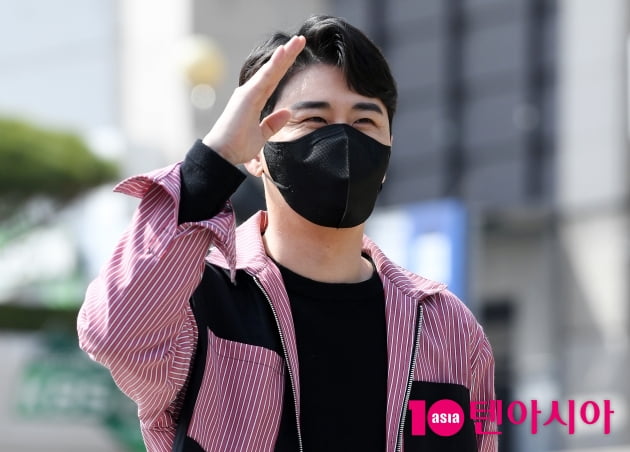 [TEN 포토] 영탁 '멋진 거수경례'