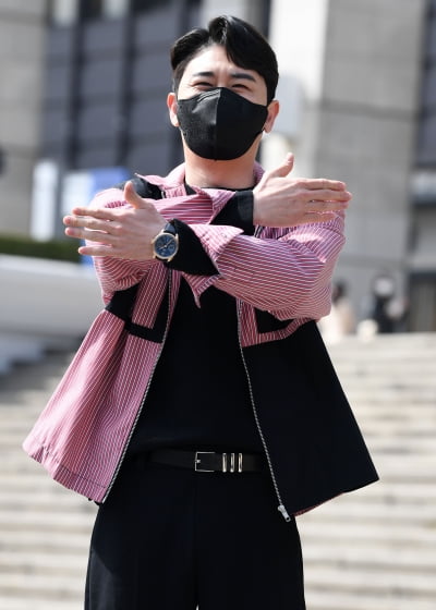 [TEN 포토] 영탁 '제가 안아드려요'