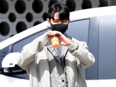 [TEN 포토] 노을 강균성 '스윗한 하트'