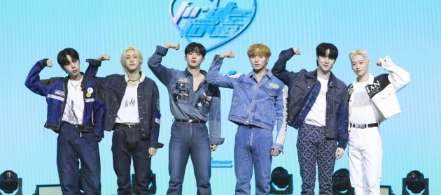 [종합] "지금이 청춘!" 위아이, 미니 4집으로 '첫사랑돌'·'청량돌' 정조준