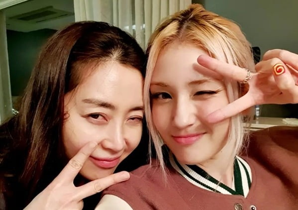 '설경구♥' 송윤아, 전소미와 27살 뛰어 넘은 우정 "이모가 따랑해"[TEN★]