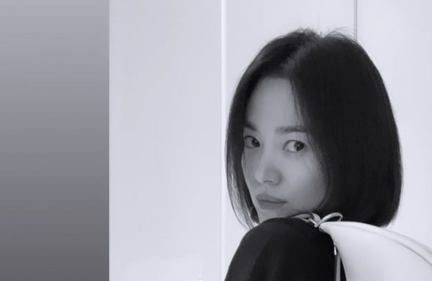 '42세' 송혜교, 단발 머리 하더니 더 어려졌네…흑백 압도한 미모[TEN★]