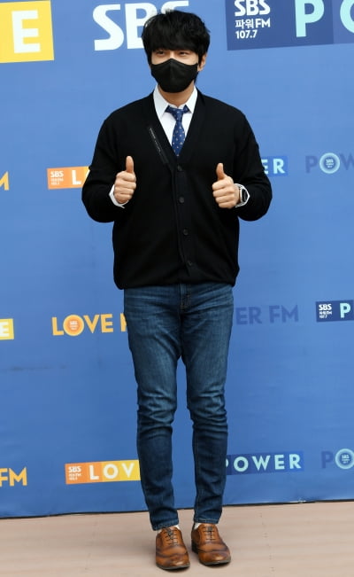 [TEN 포토] 황치열 '엄지척 하는 황태자'