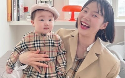 '검사♥' 한지혜 딸, 9개월인데 벌써 "아기 모델" 데뷔? 모녀 커플룩도 명품 스타일 [TEN★]
