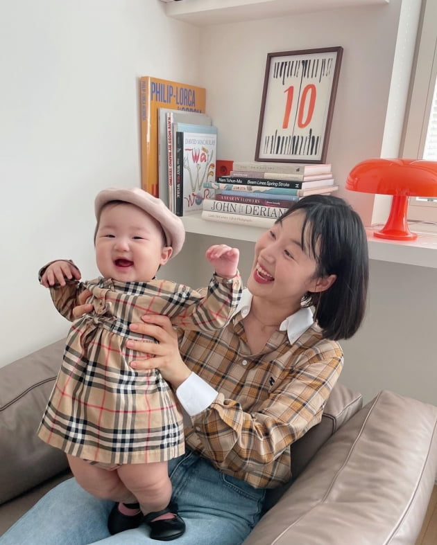 '검사♥' 한지혜 딸, 9개월인데 벌써 "아기 모델" 데뷔? 모녀 커플룩도 명품 스타일 [TEN★]