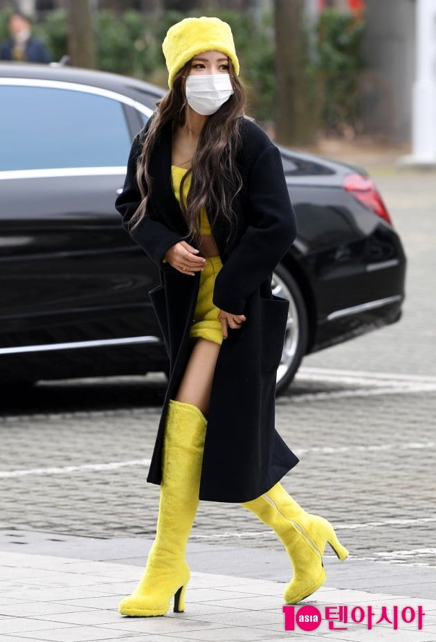 [TEN 포토] 마마무 솔라 '파격적인 의상으로 출근길'