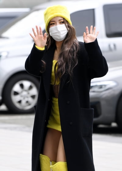 [TEN 포토] 마마무 솔라 '팬들에게 이쁜인사'