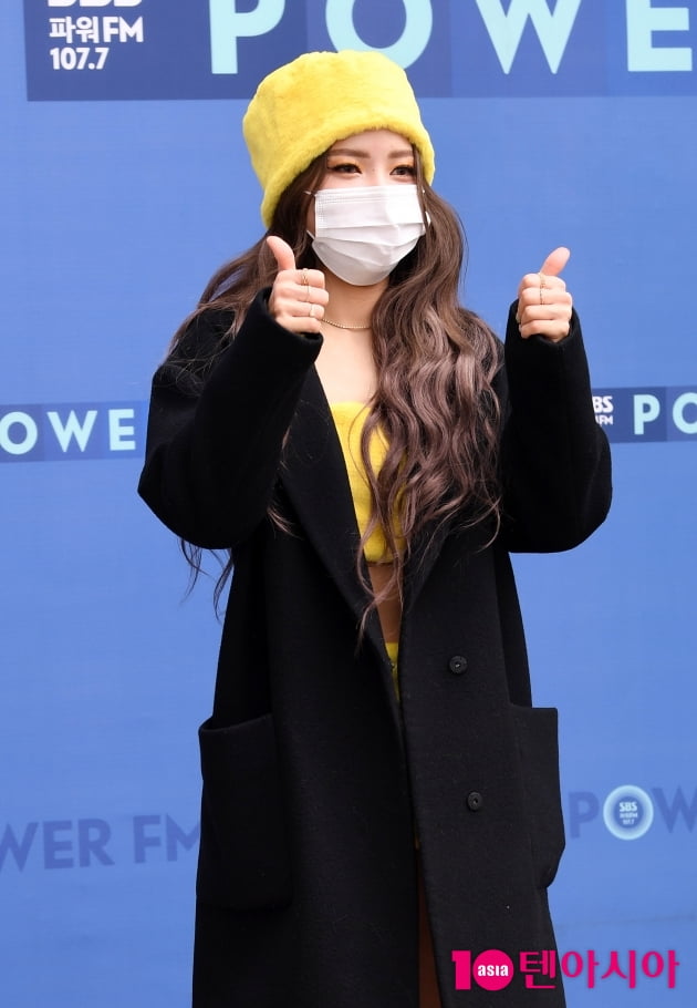 [TEN 포토] 마마무 솔라 ''용' 앨범 엄지척'