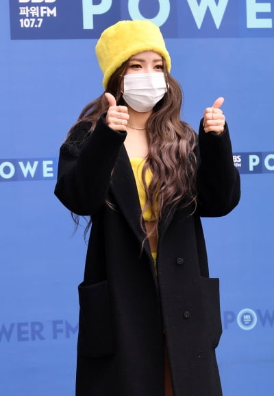 [TEN 포토] 마마무 솔라 ''용' 앨범 엄지척'