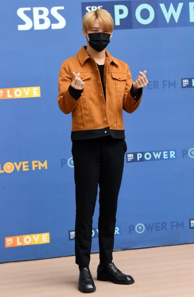 [TEN 포토] 김준수 '하트도 멋스럽게'