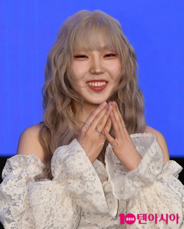 [TEN 포토] 류정운 '생애 첫 포토타임 수줍은 미소'
