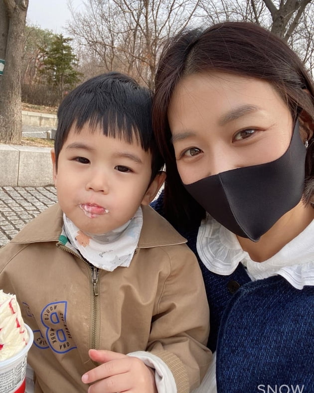 '강경준♥' 장신영, 붕어빵 아들과 공원 데이트 "젤리 먹으며 개미 찾기" [TEN★]