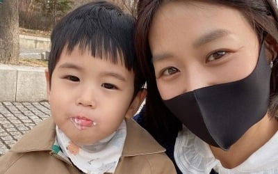 '강경준♥' 장신영, 붕어빵 아들과 공원 데이트 "젤리 먹으며 개미 찾기" [TEN★]