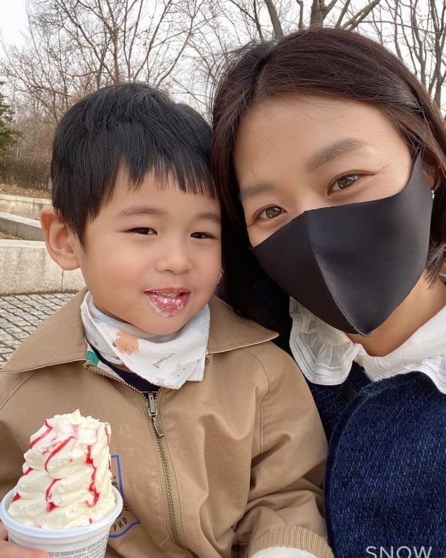 '강경준♥' 장신영, 붕어빵 아들과 공원 데이트 "젤리 먹으며 개미 찾기" [TEN★]